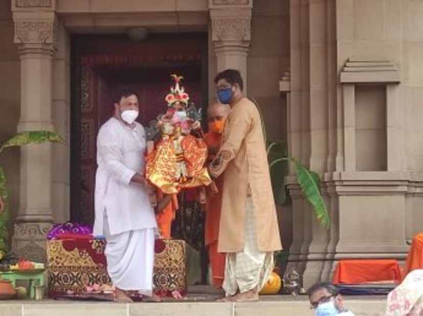 প্রতিবছর অষ্টমীতে বেলুড়মঠে আসেন অসংখ্য ভক্ত। তবে করোনার কারণে গত বছরের পর এবছরও বেলুড়মঠে দর্শকদের প্রবেশ নিষেধ।