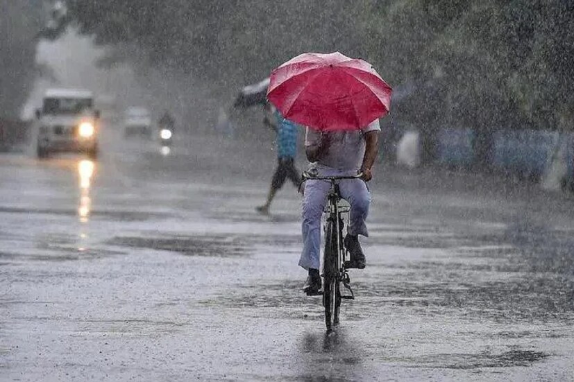  বিক্ষিপ্তভাবে হালকা থেকে মাঝারি বৃষ্টি হবে বাকি জেলায়। আগামিকাল, বৃহস্পতিবার থেকে পরিস্থিতির উন্নতি দক্ষিণবঙ্গে। বর্ষা বিদায় নেবে বাংলার বাকি অংশ থেকেও। পূবালী হাওয়ার দাপট কমবে। রাতের তাপমাত্রা কমতে পারে শুক্রবারের পর থেকে। Representational Image