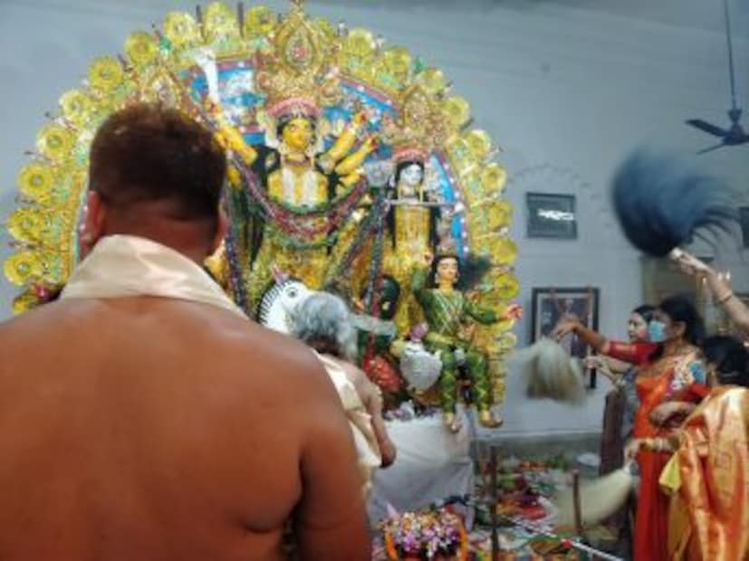 এ বছর ঐতিহাসিক এই পুজো ২৬৫তম বছরে পা দিল। প্রতিবার যেমন দর্শকরা ঠাকুরদালান পর্যন্ত যেতে পারেন। গত বছর থেকে করোনার জেরে দর্শকদের প্রবেশের ক্ষেত্রে নানা বিধিনিষেধ আরোপ করা হয়েছে। (ছবি: অরুণিমা দে।)