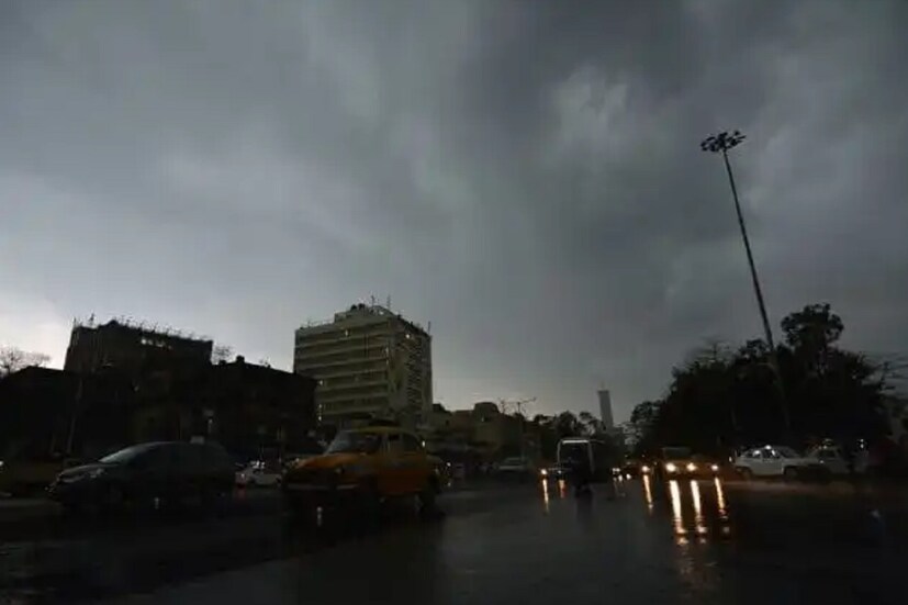 এর মধ্যেই সবার মনে প্রশ্ন জাগছে, পুজোতে বৃষ্টি ভাসাবে না তো ? আবহাওয়া দফতর জানাচ্ছে অষ্টমী থেকে দশমী পর্যন্ত দক্ষিণবঙ্গে বৃষ্টির পূর্বাভাস রয়েছে ৷ আলিপুর আবহাওয়া দফতর বলছে পুজোর দিনগুলিতে কলকাতা, হাওড়া, হুগলি, উত্তর ও দক্ষিণ ২৪ পরগনা, পূর্ব ও পশ্চিম মেদিনীপুর এই জেলাগুলিতে হালকা থেকে মাঝারি বৃষ্টি হবে। দক্ষিণবঙ্গের বাকি জেলাতেও হালকা বৃষ্টির পূর্বাভাস রয়েছে । Representational Image