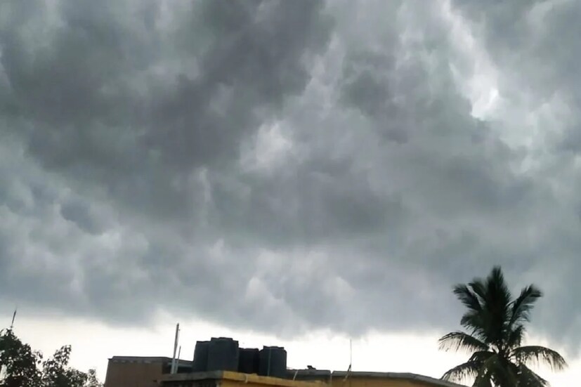 আজ, বুধবারও মেঘলা আকাশ ৷ ভারী থেকে অতি ভারী বৃষ্টির পূর্বাভাস উত্তরবঙ্গে। দক্ষিণবঙ্গের আকাশ আংশিক মেঘলা থাকবে। দু’এক জেলায় ভারী বৃষ্টি হওয়ার সম্ভাবনা রয়েছে। Representational Image