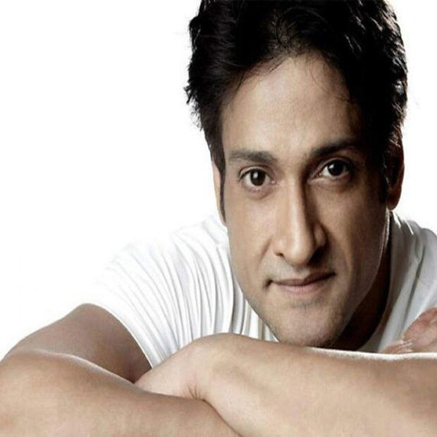 ইন্দর কুমার (Inder Kumar)-- খিলাড়িও কা খিলাড়ি, অগ্নিপথ, তুমকো না ভুল পায়েঙ্গের মতো ছবিতে অভিনয় করেছিলেন ইন্দর কুমার। ২০১৭ সালের ২৮ জুলাই মাত্র ৪৪ বছর বয়সে হৃদরোগে আক্রান্ত হয়ে মারা যান ইন্দর। 