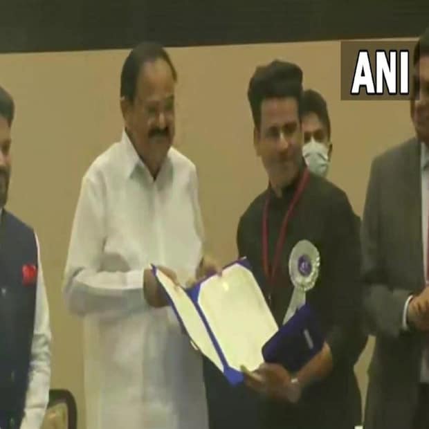 সেরা অভিনেতা হিসেবে পুরস্কার পান মনোজ বাজপেয়ী ও ধনুশ। 'ভোঁসলে' ছবিতে অভিনয়ের জন্য সেরা অভিনেতা হিসেবে মনোজ বাজপেয়ী।
