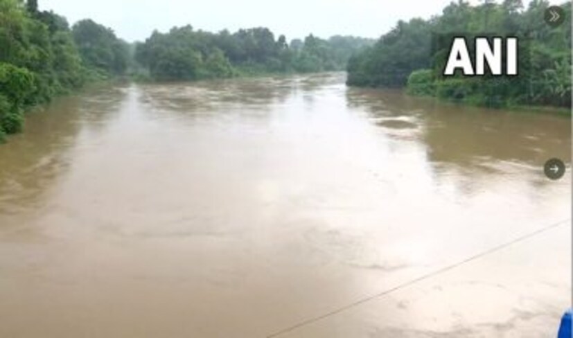 কেন্দ্রীয় স্বরাষ্ট্রমন্ত্রী অমিত শাহ সমস্ত রকম সাহায্যের আশ্বাস দিয়েছেন। তিনি ট্যুইটে লিখেছেন, 'কেরালার বন্যা বিধ্বস্ত সমস্ত এলাকার লাগাতার খোঁজ নিচ্ছি আমরা। কেন্দ্রীয় সরকার এমন পরিস্থিতিতে সব রকম সাহায্যের আশ্বাস দিচ্ছে। এনডিআরএফ ইতিমধ্যেই উদ্ধারকাজ শুরু করেছে। সকলের সুরক্ষার জন্য প্রার্থনা করি।'