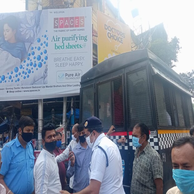 রাজ্যে বাড়তে থাকা করোনা সংক্রমণের মধ্যে কলকাতারও অবস্থা ভয়াবহ। ফলে এবার ফের কনটেইনমেন্ট জোন করা নিয়ে শুরু হয়েছে আলোচনা। আর এই পরিস্থিতিতে কলকাতাকে নিয়েই চিন্তা সবচেয়ে বেশি। কলকাতার পাঁচটি বরোতে সংক্রমণ আশঙ্কাজনক হয়ে উঠছে।