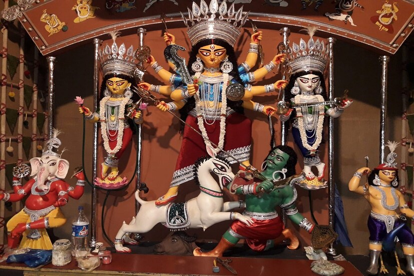 *কলকাতার দুর্গাপুজোর ইতিহাসে প্রথমবার নারীদের পৌরহিত্যে শামিল হওয়ার বার্তা দিতেই ৬৬ পল্লির এ বারের ভাবনা 'মায়ের হাতে মায়ের আবাহন'। সৃজনে শিল্পী দীপ দাশ এবং ঈশিকা চন্দ্র। 