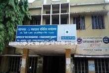 বানভাসি মানুষের দুঃখ যন্ত্রণা নিয়ে গান বাঁধলেন স্থানীয় লোক শিল্পী