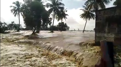 ভাঙলো অজয়ের বাঁধ, হিংলোর জলে প্লাবিত গ্রামের পর গ্রাম, বন্যার ভয়ঙ্কর পরিস্থিতি