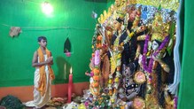 অষ্টমী তিথিতে বলি বাতাসা, বৈষ্ণব মতে দুর্গা পুজো হয় সুয়াতা জমিদার বাড়িতে অষ্টমী তিথিতে বলি বাতাসা, বৈষ্ণব মতে দুর্গা পুজো হয় সুয়াতা জমিদার বাড়িতে