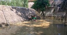 বাঁধ ভেঙে মঙ্গলকোটের একাধিক এলাকা জলমগ্ন, পরিদর্শনে এলেন বিধায়ক বাঁধ ভেঙে মঙ্গলকোটের একাধিক এলাকা জলমগ্ন, পরিদর্শনে এলেন বিধায়ক