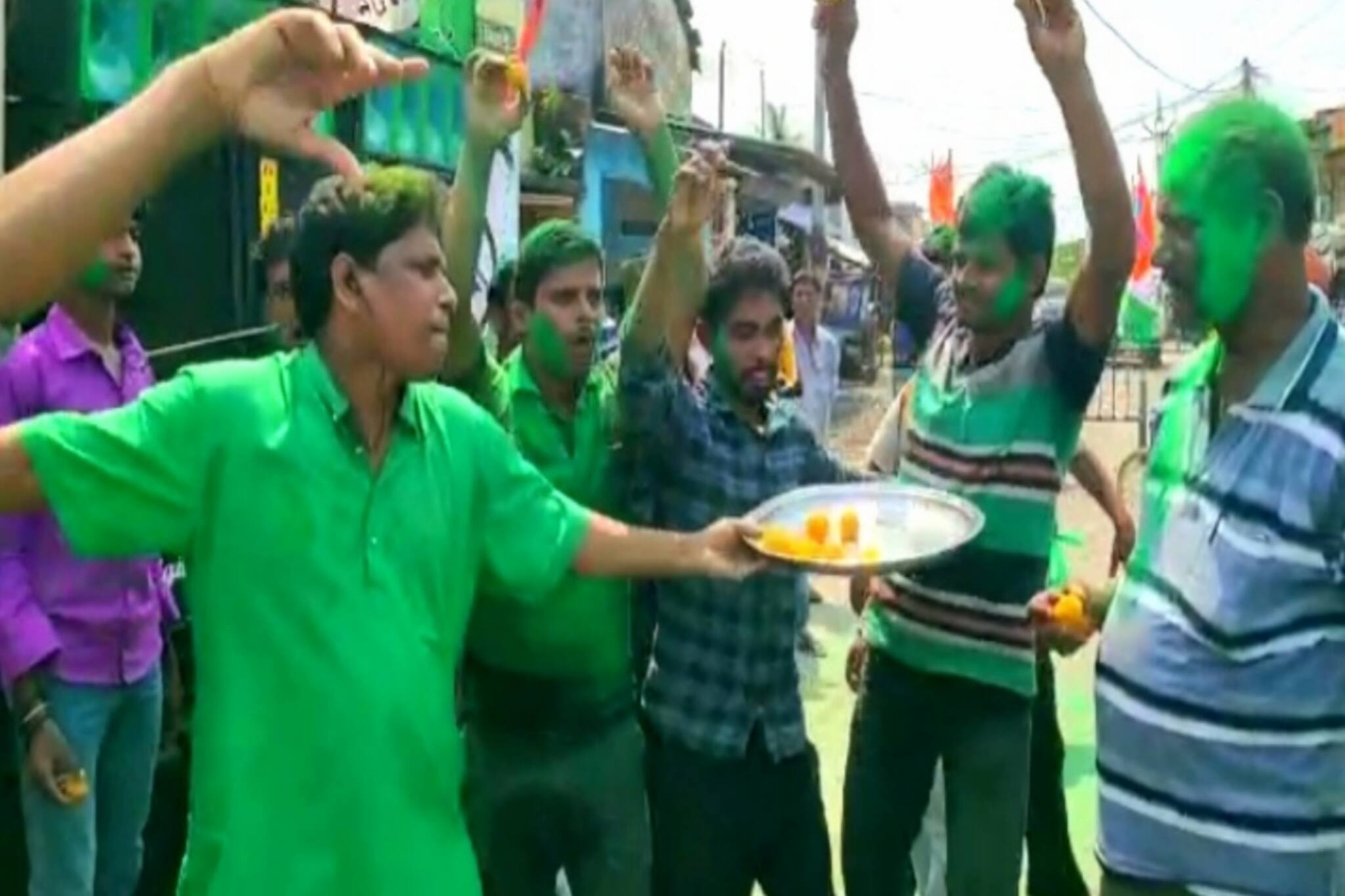 চলল আবির খেলা ও মিষ্টিমুখ, উপ নির্বাচনে জয়ের আনন্দে মাতলেন তৃণমূল সমর্থকরা