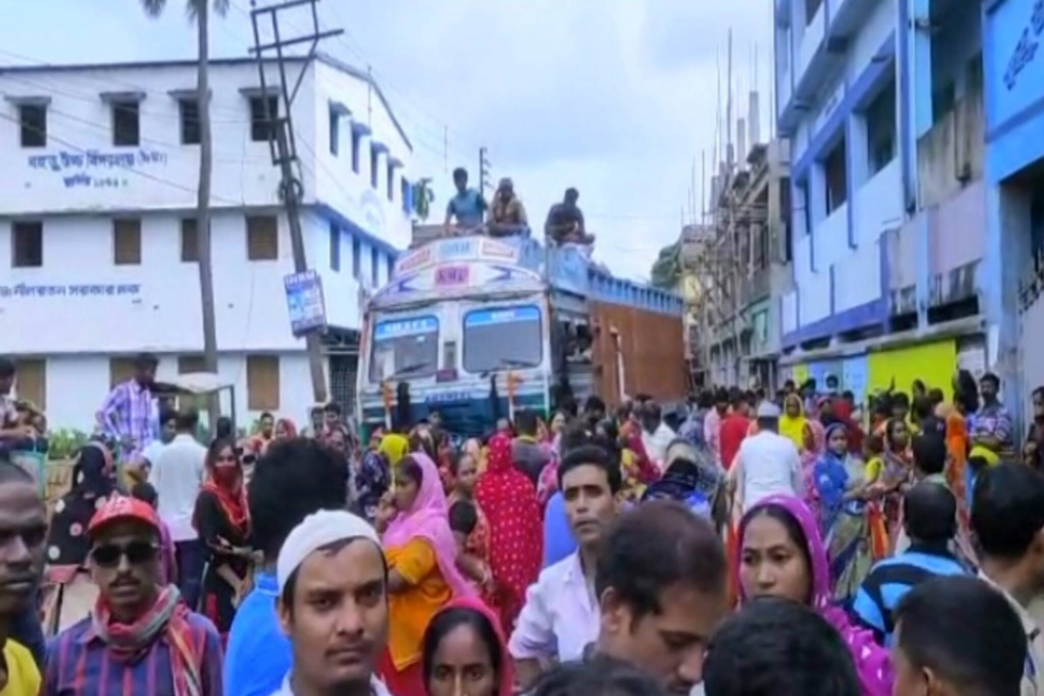 ভ্যাকসিন না পাওয়ায় বিক্ষোভ, অবরোধ স্থানীয় বাসিন্দাদের