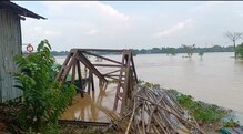 জল বৃদ্ধি পেয়েছে দাঁইহাটের গঙ্গায়, দুর্ভোগে সাধারণ মানুষ জল বৃদ্ধি পেয়েছে দাঁইহাটের গঙ্গায়, দুর্ভোগে সাধারণ মানুষ
