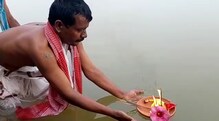 মহালয়ার শুভলগ্নে তর্পণের ভিড় তিলপাড়ায় মহালয়ার শুভলগ্নে তর্পণের ভিড় তিলপাড়ায়