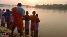 কংসাবতী নদীতে তর্পণ করতে মানুষের ঢল কংসাবতী নদীতে তর্পণ করতে মানুষের ঢল