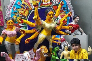 খবরের কাগজ দিয়ে দুর্গা প্রতিমা তৈরি করল ১১ বছরের তমোঘ্ন চ্যাটার্জী।