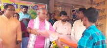 খাকুড়দায় দুই শতাধিক বন্যা দুর্গত মানুষের হাতে ত্রাণ সামগ্রী তুলে দিলেন সাংসদ দিলীপ ঘোষ খাকুড়দায় দুই শতাধিক বন্যা দুর্গত মানুষের হাতে ত্রাণ সামগ্রী তুলে দিলেন সাংসদ দিলীপ ঘোষ
