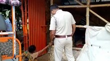 গৃহহীন বৃদ্ধার পাশে সিউড়ি থানার পুলিশ গৃহহীন বৃদ্ধার পাশে সিউড়ি থানার পুলিশ