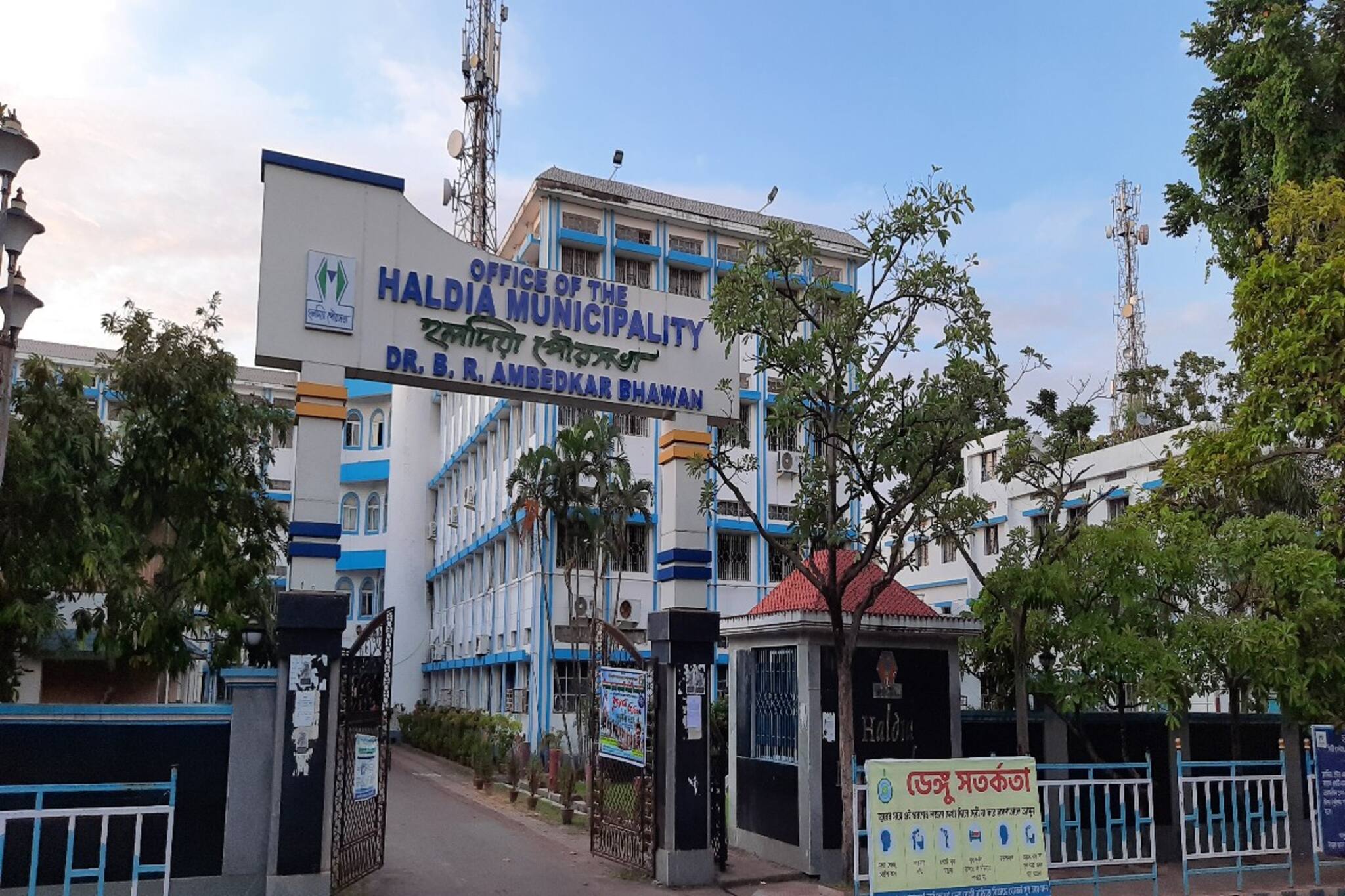 শিল্পনগরী হলদিয়ার ভোজ্যতেল উৎপাদনকারী কারখানার গেটে শ্রমিক বিক্ষোভ