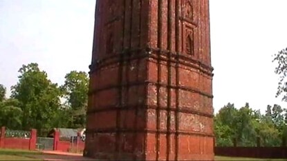 দেউল পার্কের প্রধান আকর্ষণ ইছাই ঘোষের দেউল।