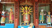 সোনাঝুড়ির হিরালিনি দুর্গোৎসব, মায়ের হাতে নেই অস্ত্র
