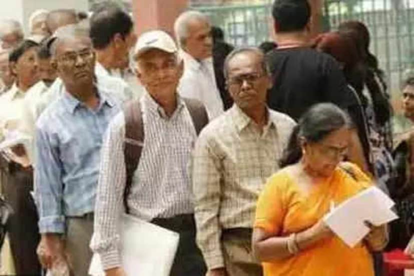 পোস্ট মাস্টার (Post Master)/ডিপার্টমেন্টাল পোস্ট মাস্টার (Departmental Post Office)/ইনস্পেক্টর অফ পোস্ট অফিস (Inspector of Post Office)/আরবিআই-এর ক্লাস ১ অফিসার (RBI Class 1 Officer)/এসবিআইয়ের ক্লাস ১ গ্রেড অফিসার (RBI Class 1 Officer)/বিডিও (BDO)/পঞ্চায়েত সদস্য (Panchayat Member)/ব্লক সদস্য (Block Member)/পঞ্চায়েত প্রধান (Panchayat Head)/সাংসদ (MP)/বিধায়কের (MLA)/অর্থ সচিবের থেকে সই করে জমা দিলে তা গ্রাহ্য হবে ৷ প্রতীকী ছবি ৷