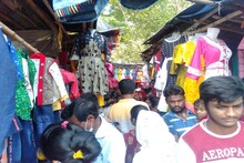 পুজোর শেষ মুহূর্তের কেনাকাটায় মানুষের ভিড় বাজারে
