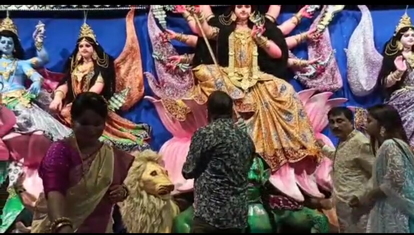 ৩৬ তম বর্ষের এই পূজা প্রধান পৃষ্ঠপোষক বনগাঁর প্রাক্তন পুরপ্রধান শঙ্কর আঢ্য। মদন মিত্রের একদা অনুগামী শঙ্কর আঢ্যকে নিয়ে উত্তর ২৪ পরগনা জেলা রাজনীতিতে রয়েছে নানান বিতর্ক। আর বনগাঁর রাজনীতিতে তাঁকে ঘিরে দলে ভাঙ্গন দেখা দিয়েছিল। দলের নির্দেশ ক্ষমতা থেকে সরে যেতে হয়েছে শঙ্কর আঢ্যকে। এই দিন সেই বনগাঁর মাটিতে দাঁড়িয়ে রাজ্যের প্রাক্তন ক্রীড়া ও পরিবহনমন্ত্রী মদন মিত্র বলেন &quot;শঙ্কর মন খারাপ করলে হবে না পঞ্চমীতে মায়ের কাছে প্রার্থনা, সাফল্য দাও সবাইকে।&quot;
