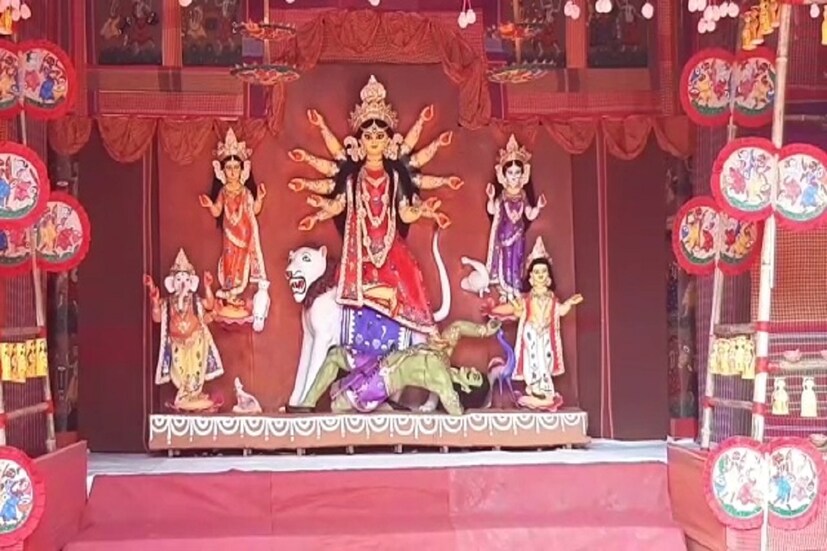দার্জিলিংয়ের সাংসদ রাজু বিস্তাও জানান, তৃতীয় ঢেউয়ের মোকাবিলায় উৎসবের দিনগুলোতেও সকলকে কোভিড প্রোটোকল মানতে হবে। প্রশাসন নির্দেশিকা জারি করেছে। সাধারন মানুষকে তা মানতেই হবে।