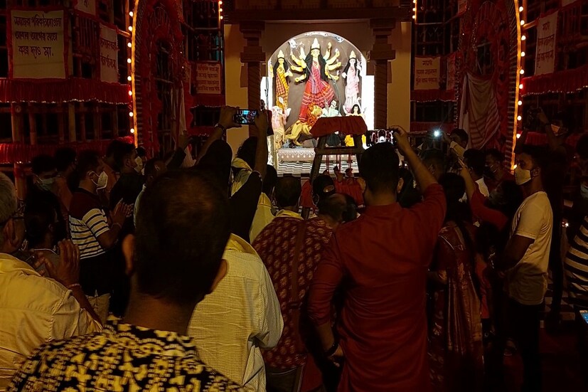 শিলিগুড়ির দাদাভাই স্পোর্টিং ক্লাব অন্যতম। এই মণ্ডপেই উপস্থিত ছিলেন দার্জিলিংয়ের জেলাশাসক এস পুন্নমবালাম, শিলিগুড়ির পুলিশ কমিশনার গৌরব শর্মা, পুরসভার প্রশাসনিক বোর্ডের সদস্য রঞ্জন সরকারেরা। মুখ্যমন্ত্রীর উদ্বোধনের পরই প্রদীপ প্রজ্জ্বলন করেন বিশিষ্টজনেরা।