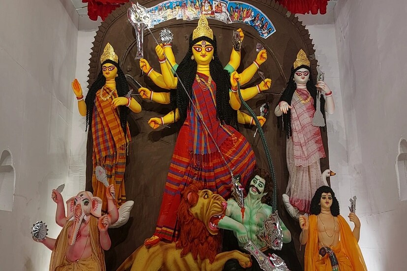 আবার দাদাভাই স্পোর্টিং ক্লাব, কলেজপাড়া পুজো কমিটি স্যানিটাইজার টানেল বসিয়েছে। কয়েকটি মণ্ডপে থার্মাল চেকিং করা হচ্চগে দর্শনার্থীদের। চলছে মাস্ক বিলিও। এককথায় শিলিগুড়ির পুজো উদ্যোক্তারা কেন্দ্রীয় স্বাস্থ্য মন্ত্রক এবং স্বাস্থ্য দফতরের নির্দেশিকা কার্যকরী করতে ঐক্যবদ্ধ। কোনোভাবেই কোভিড (Covid 19) বিধি ভাঙতে নারাজ।