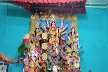 অষ্টমীর সকালে প্রাচীন পুজোর দালানে অঞ্জলি দেওয়ার জন্য সাধারণ মানুষের ভিড় অষ্টমীর সকালে প্রাচীন পুজোর দালানে অঞ্জলি দেওয়ার জন্য সাধারণ মানুষের ভিড়