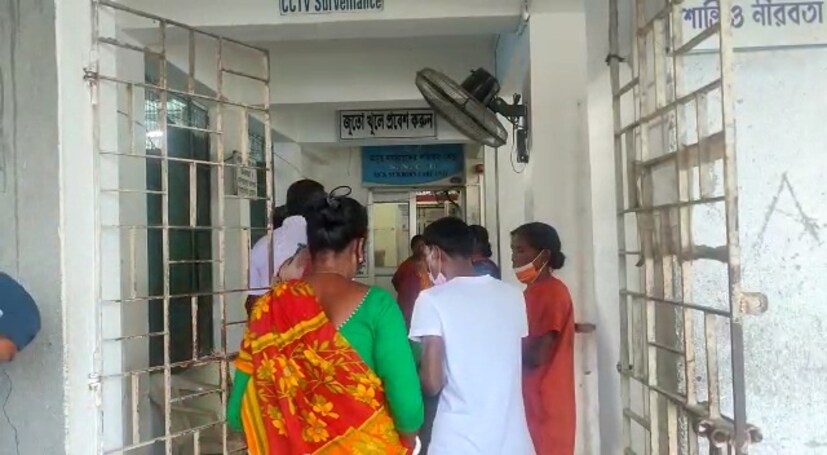 হাসপাতাল সূত্রে জানা গিয়েছে, ষষ্ঠীতে মৃত্যু হয়েছে ১৯ জন, সপ্তমীর দিনে ২০ জন, অষ্টমীতে ২১ জন, নবমীতে ১৫ এবং দশমীতে ১৪ জন রোগীর। যার মধ্যে শিশু মৃত্যুর সংখ্যা ১৫ এবং ২৬ জন মহিলার মৃত্যু হয়েছে। দূর্ঘটনায় জখম হয়ে আরও ১৬ জনের মৃত্যু হয়েছে গত ৫ দিনে! তবে সুখবর হল, ভাইরাল ফিভারে আক্রান্ত হয়ে পুজোর সময়ে এক জন শিশুরও মৃত্যু হয়নি। যদিও বিভিন্ন রোগে আক্রান্ত হয়ে শিশু মৃত্যুর ঘটনা ঘটেছে। 