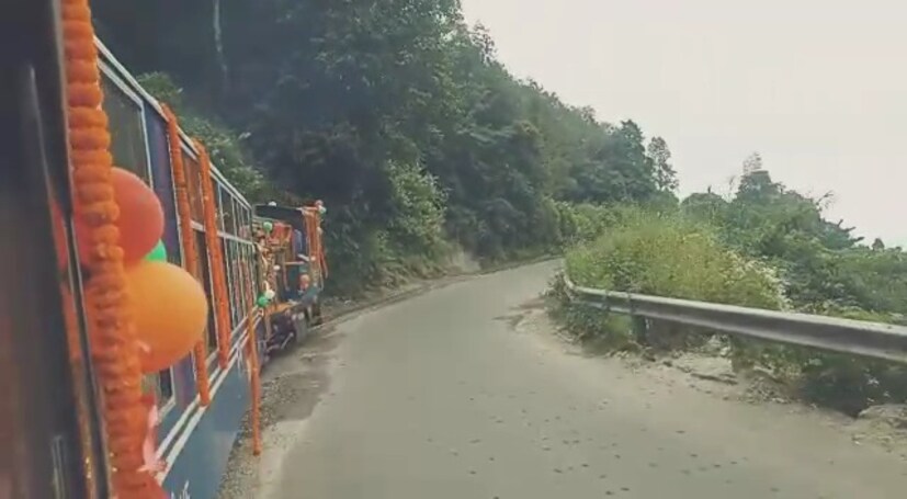 নয়া পরিষেবায় খুশী পাহাড়ে বেড়াতে আসা পর্যটকেরা। শিলিগুড়ি থেকে দার্জিলিং কিংবা দার্জিলিং, বাতাসিয়া লুপ, ঘুমের মধ্যে সীমাবদ্ধ ছিল টয়ট্রেন পরিষেবা। পর্যটকদের কাছে কার্শিয়ং কার্যত ব্রাত্য ছিল টয়ট্রেনের পরিষেবার অভাবে। কিন্তু পুজোর মরসুমে নয়া পরিষেবা চালু করে পর্যটকদের কাছে ঘোরার নতুন ঠিকানা এনে দিল ডি এইচ আর।