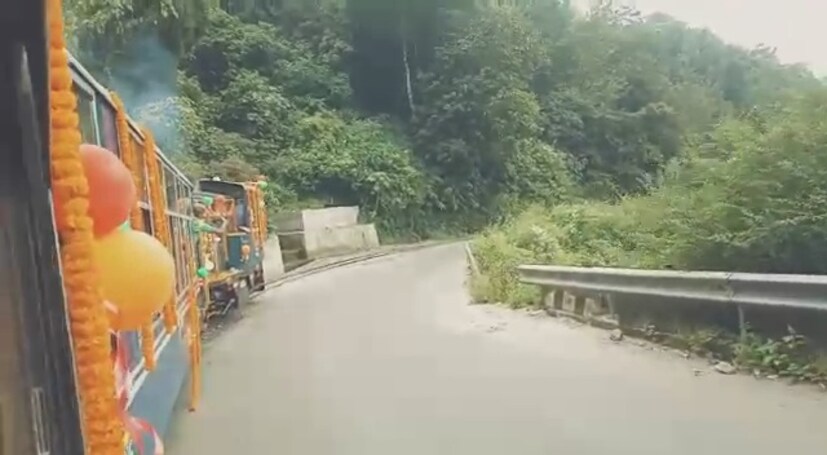 পাহাড়ে পুজোর সময়ে বাড়ছে পর্যটকদের ভিড়। পাল্লা দিয়ে একের পর এক পরিষেবা আনছে ডি এইচ আর! কার্শিয়ংয়ে বেড়াতে এসে আজ নয়া পরিষেবা চালুর খবর পেতেই পর্যটকেরা ভিড় জমায় স্টেশনে! এ যেন তাদের কাছে এক বাড়তি পাওনা! আর তাই ফার্স্ট ডে'র ফার্স্ট ট্রিপ হাতছাড়া করেননি বেড়াতে আসা পর্যটকেরা প্রায় কেউই।