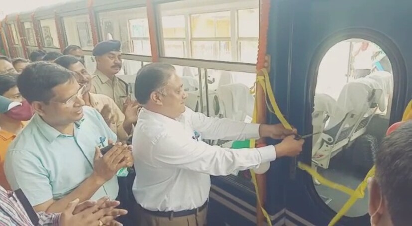 এবারে কার্শিয়ং মহানদীর মধ্যে পর্যটকদের চাহিদা মেটাতে নতুন পরিষেবা চালু হওয়ায় বাড়তি অক্সিজেন এলো পর্যটন ব্যবসায়। ধস, কোভিড, লকডাউনের জেরে দীর্ঘদিন বন্ধ ছিল এই পরিষেবা। নিউ নর্মালে ক্রমেই স্বাভাবিক ছন্দে ফিরছে হেরিটেজ টয়ট্রেন।