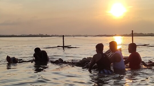 দুর্গাপুরের বীরভানপুর ঘাটে প্রতিমা নিরঞ্জনের ছবি।