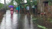 হাঁটু পর্যন্ত জলে করতে হচ্ছে যাতায়াত, পুরসভার প্রতি ক্ষোভ স্থানীয় মানুষের হাঁটু পর্যন্ত জলে করতে হচ্ছে যাতায়াত, পুরসভার প্রতি ক্ষোভ স্থানীয় মানুষের