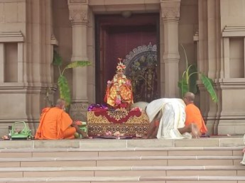 বেলুড়ে প্রথম কুমারী পুজো চালু করেন স্বামী বিবেকানন্দ। ১৯০১ সালে মা সারদার উপস্থিতিতেই কুমারী পূজা করেছিলেন তিনি। সেই থেকেই এই প্রথা পালন করে আসছে বেলুড় মঠ কর্তৃপক্ষ।