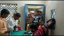 মাস্ক-দূরত্ব বিধির বালাই নেই, হুঁশ ফিরছে না উপস্বাস্থ্য কেন্দ্রের গ্রাহকদের মাস্ক-দূরত্ব বিধির বালাই নেই, হুঁশ ফিরছে না উপস্বাস্থ্য কেন্দ্রের গ্রাহকদের
