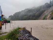 দু’দিনের টানা বৃষ্টিতে বন্ধ পাহাড়ি রাস্তা, অন্যান্য জায়গায় শুরু উদ্ধারকাজ দু’দিনের টানা বৃষ্টিতে বন্ধ পাহাড়ি রাস্তা, অন্যান্য জায়গায় শুরু উদ্ধারকাজ