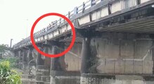 জলস্তর বেড়ে যাওয়ায় ফাটল বালাসন সেতুর পিলারে! ঘুরপথে চলছে যান চলাচল জলস্তর বেড়ে যাওয়ায় ফাটল বালাসন সেতুর পিলারে! ঘুরপথে চলছে যান চলাচল
