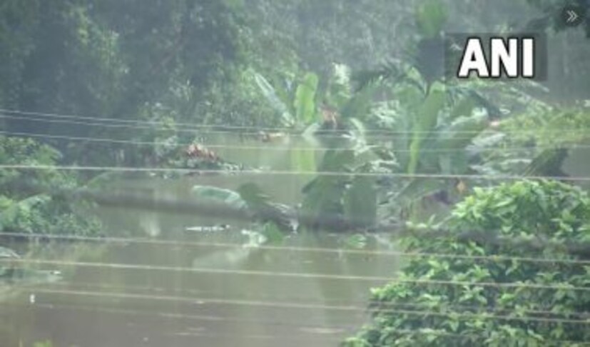 কেরালার পাঁচ জেলা পাঠানামথিত্তা, কোট্টায়াম, এরনাকুলম, ইদুক্কি ও ত্রিশূরে প্রবল বৃষ্টিপাতের সতর্কবার্তা জারি করা হয়েছে। এ ছাড়া কমলা সতর্কতা জারি করা হয়েছে তিরুঅনন্তপুরম, কোল্লাম, আলাপ্পুঝা, পালাক্কাড়, মালাপ্পুরম, কোঝিকোড়, ওয়ানাড়ে। এই সব জেলায় ভারী থেকে অতি ভারী বৃষ্টিপাত হবে বলে জানা গিয়েছে। বেশ কয়েকটি জেলাতে লাল সতর্কতাও জারি করা হয়েছে।