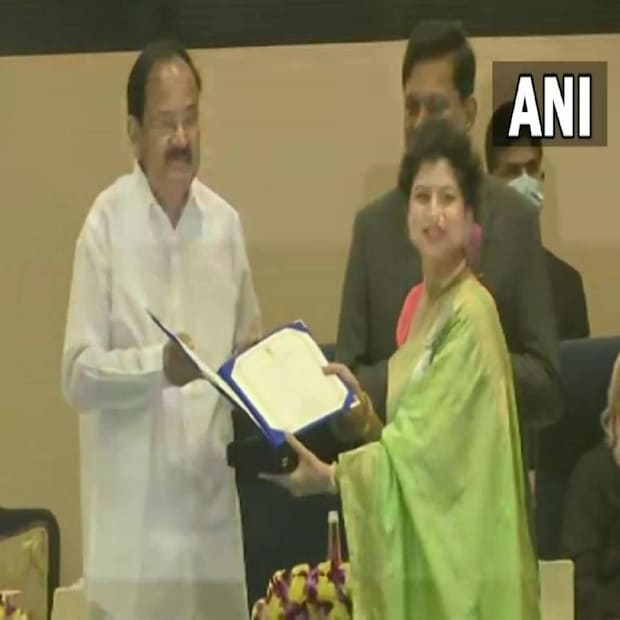 সেরা প্লেব্যাক মহিলা হিসেবে পুরস্কার পান সাবানি রবীন্দ্র। 'রান পাটেলা' গানের জন্য জাতীয় পুরস্কার পান তিনি।