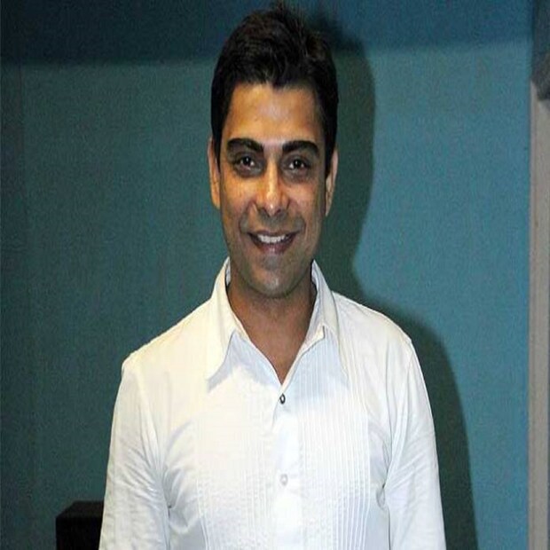 আবীর গোস্বামী (Abir Goswami)--  টেলিভিশনে কুসুম, ইয়াহা ম্যায় ঘর ঘর খেলি, পেয়ার কা দরদ হ্যায় মিঠা মিঠার মতো সিরিয়াল, লক্ষ্য, খাঁকির মতো বলিউড ছবিতে অভিনয় করেছিলেন আবীর গোস্বামী। ২০১৩ সালের মে মাসে মাত্র ৩৭ বছর বয়সে হৃদরোগে আক্রান্ত হয়ে প্রয়াত হন তিনি। 