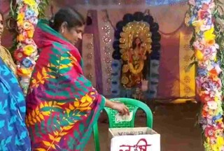 লক্ষ্মীর ভাণ্ডারের টাকা লক্ষ্মী পুজোয় কাজে লাগালেন চাকদহা গ্রামের মহিলারা