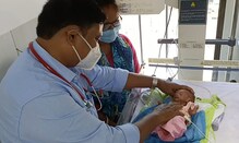 ৭০০ গ্রাম ওজনের শিশুকে বাঁচিয়ে তুলে নজির গড়লেন ডাক্তার দীপক মাসান্ত ৭০০ গ্রাম ওজনের শিশুকে বাঁচিয়ে তুলে নজির গড়লেন ডাক্তার দীপক মাসান্ত