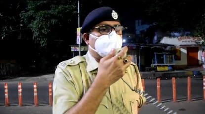 মাইকিং করে রাত্রিকালীন বিধি-নিষেধ মেনে চলতে প্রচার চালাচ্ছেন পুলিশ কর্তারা।