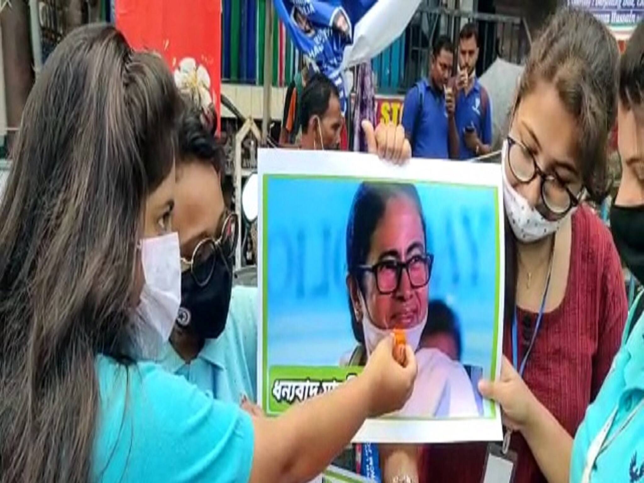 Siliguri: স্কুল খোলার খবরে শিলিগুড়িতে মুখ্যমন্ত্রীর ছবিতে মিষ্টিমুখ পড়ুয়াদের
