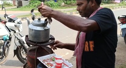 নিজের সাইকেলে চা ফেরি করছেন সুভাষ সরকার।